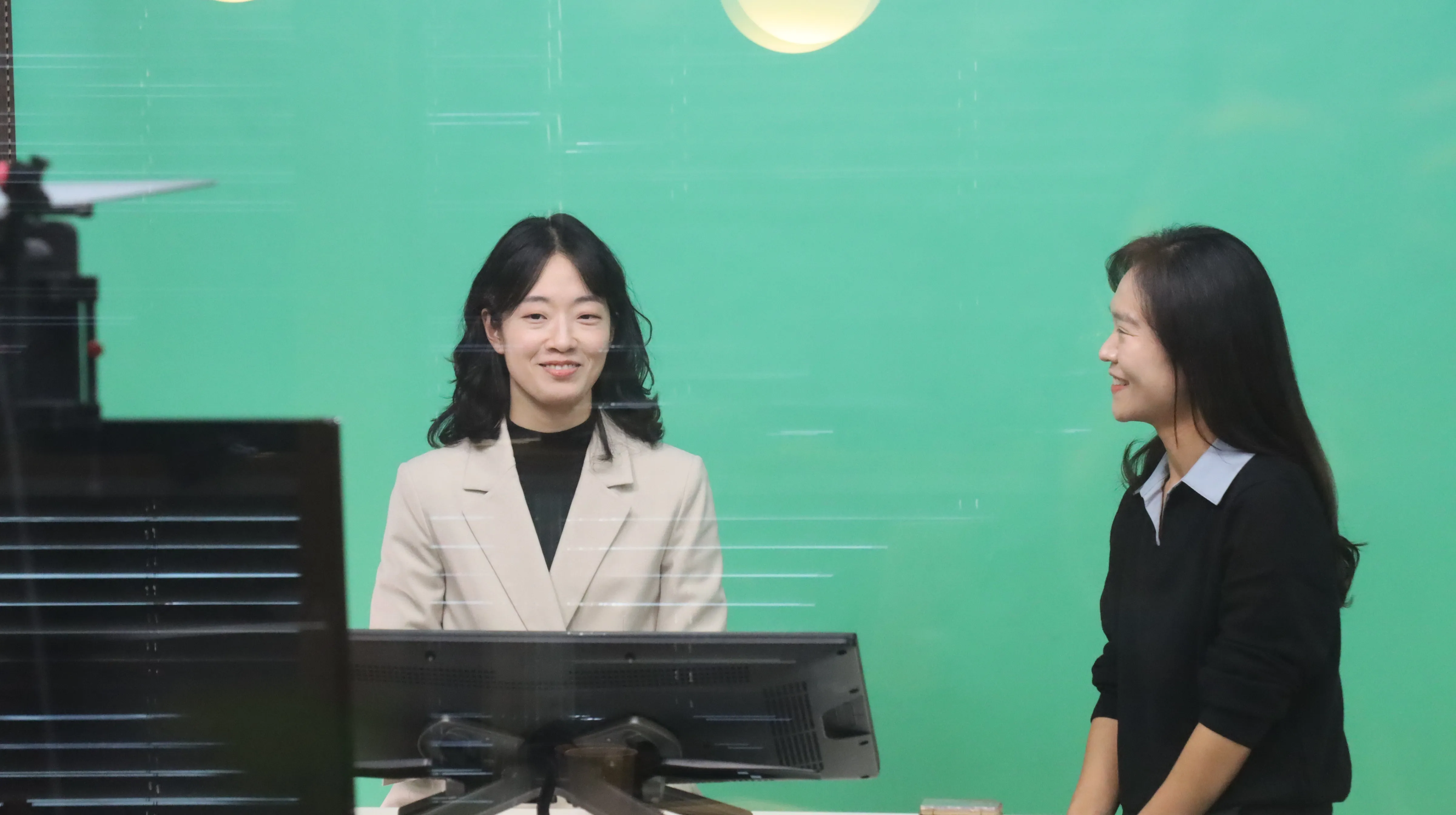 세무 강의 영상을 촬영하는 모습